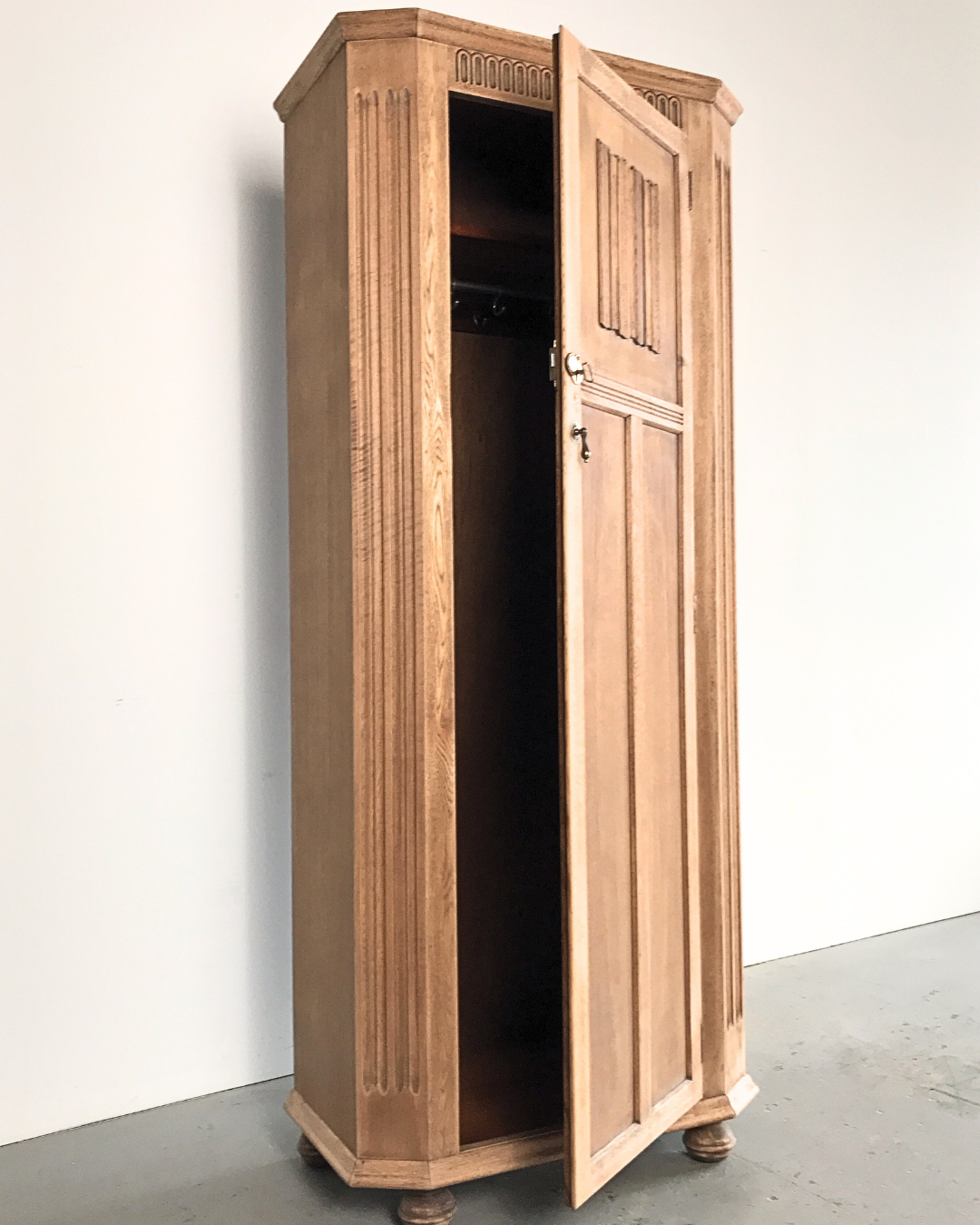 Small oak deals hall cupboard